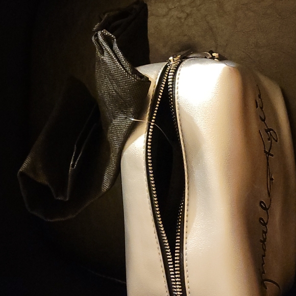 💜HP💜NWOT Kendall + Kylie Make Up Bag💜 - Picture 6 of 10